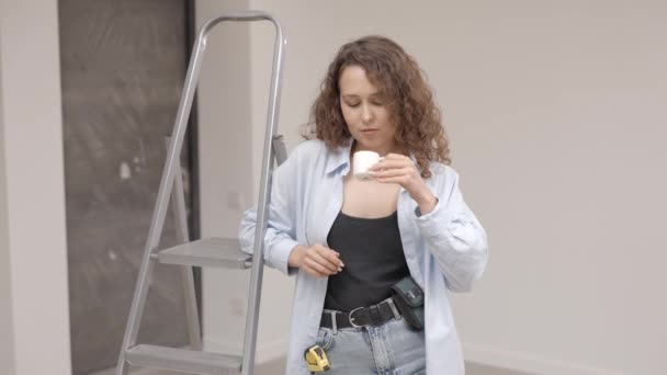 Roztomilý Dívka Designer Dává Pauzu Práce Pije Kávu Zatímco Stojí — Stock video