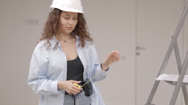 Bau Und Gebäudekonzept Frau Mit Schutzhelm Und Lineal Der Hand — Stockvideo
