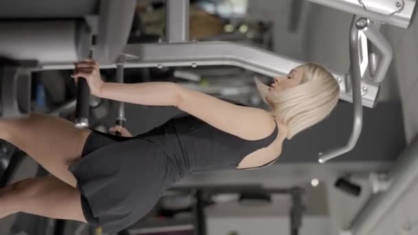Блондинка Атлетична Жінка Чорному Костюмі Робить Вправи Ногах Спортзалі — стокове відео