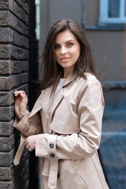 Yağmurluklu güzel sarışın kadın gündüzleri dışarıda tek başına yürüyor..