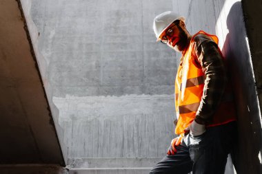 İnşaat alanında genç işadamı inşaatı devam ediyor..