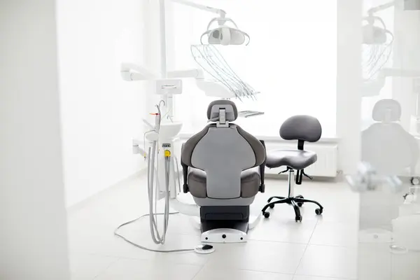 Interior Oficina Del Dentista Con Silla Moderna Equipo Dentisd Especial — Foto de Stock