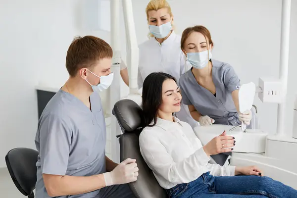 Szczęśliwa Dentysty Pacjenta Sprawdzanie Rezultaty Wybielania Patrząc Lustro — Zdjęcie stockowe