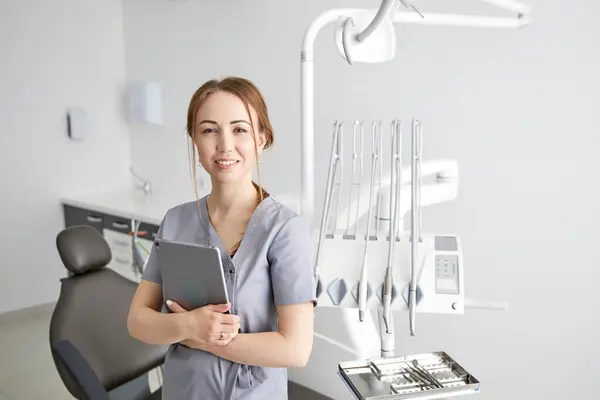 Jovem Médico Uma Clínica Odontológica — Fotografia de Stock
