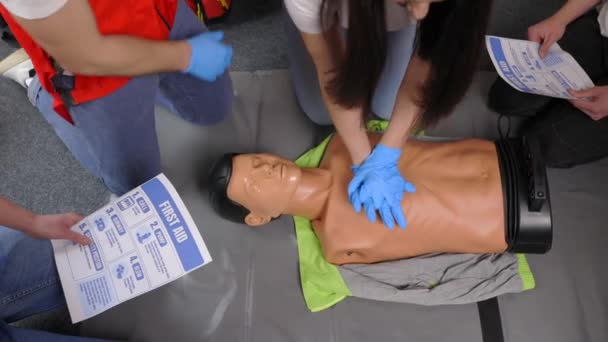 呼吸バッグを持つ女性 Ambu BagクラスでCpr心肺蘇生訓練の医療手順を示す 救急医療は命を救うための応急処置の実践を示す — ストック動画