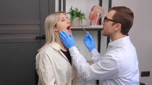 Doktor Hastanın Boğazını Incelemek Için Spatula Kullanıyor Kbb Doktoru Bir — Stok video