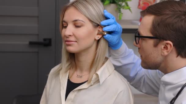 Otorrinolaringólogo Médico Que Revisa Oído Mujer Joven Utilizando Otoscopio Auriscopio — Vídeo de stock