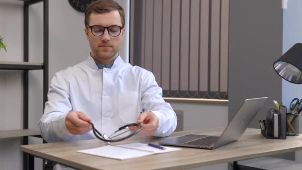 Doktor Siedzi Przy Biurku Pracuje Nad Laptopem Doskonała Opieka Medyczna — Wideo stockowe