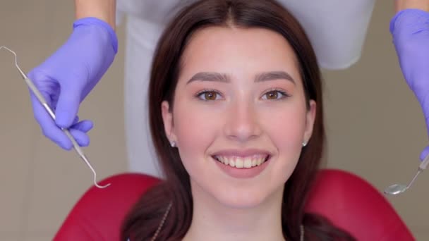 Dentystka Leczy Młodą Damę Trzyma Narzędzia Dentystyczne Nosi Gumowe Rękawiczki — Wideo stockowe