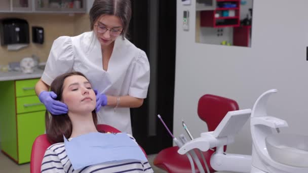Dentista Donna Cura Una Giovane Paziente Con Mano Attrezzi Dentali — Video Stock