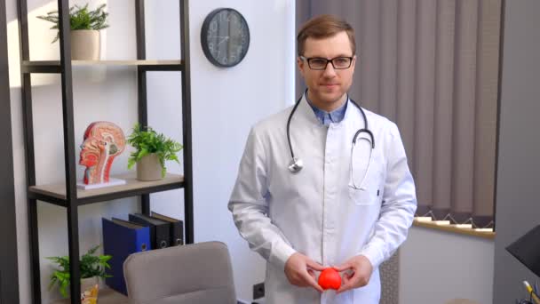 医生身穿白衣 戴着眼镜 在医院办公室佩戴红心 医疗护理和医生服务概念 — 图库视频影像