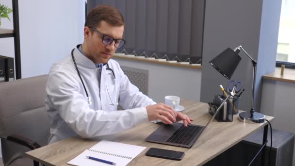 Doktor Siedzi Przy Biurku Pracuje Nad Laptopem Doskonała Opieka Medyczna — Wideo stockowe
