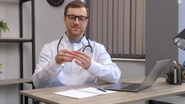 Młoda Atrakcyjna Otolaryngolog Lekarz Siedzi Swoim Miejscu Pracy Biurze Trzyma — Wideo stockowe