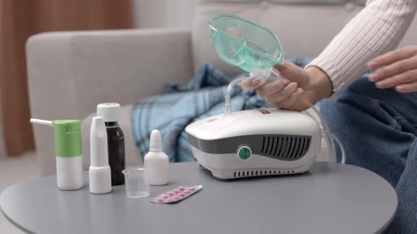 Primer Plano Mujer Enferma Con Inhalador Chica Malsana Presiona Botón — Vídeos de Stock