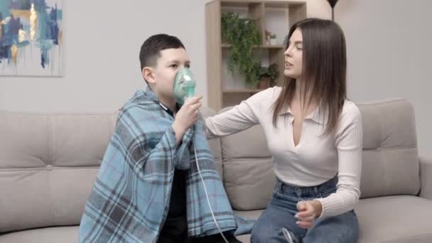 Junge Frau Hilft Kranken Jungen Mit Vernebler Inhalation Hause Eine — Stockvideo