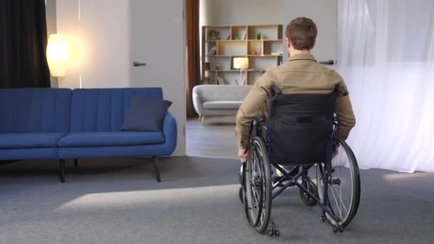Hezký Mladý Muž Invalidním Vozíku Pohybuje Bytě Zvyká Nový Život — Stock video