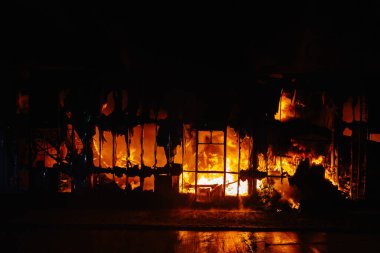 Yoğun Yangın Gece Binasında Yanar