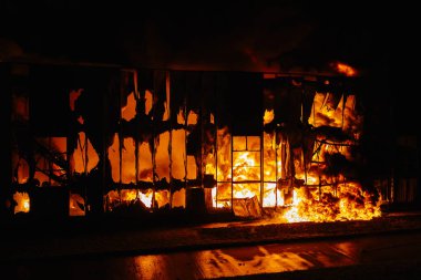 Yoğun Yangın Gece Binasında Yanar