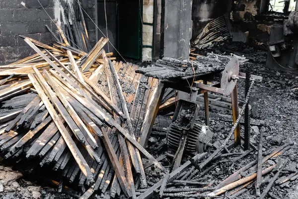 Yanmış Ahşap Yığını Binanın yanında