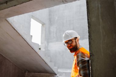 İnşaat alanında genç işadamı inşaatı devam ediyor..