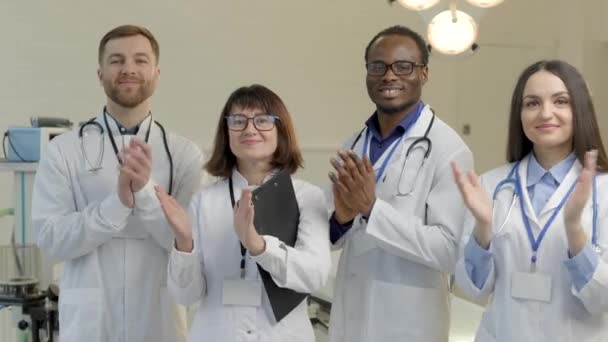 Groupe Médecins Debout Ensemble Dans Bureau Clinique Après Journée Travail — Video