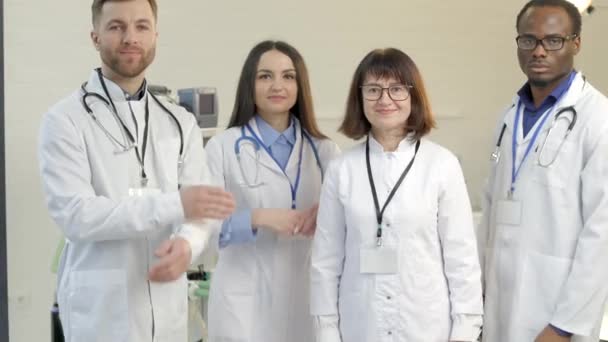 Gruppe Von Ärzten Steht Nach Dem Arbeitstag Der Klinik Zusammen — Stockvideo