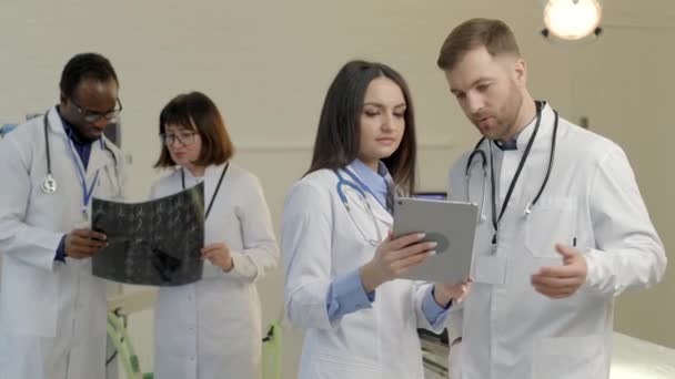 Groep Van Artsen Praten Toekomstige Operatie Kijken Naar Tablet Het — Stockvideo