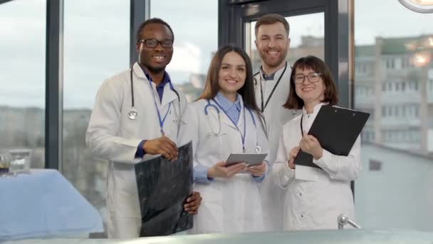 Groupe Médecins Debout Ensemble Dans Bureau Clinique Après Journée Travail — Video