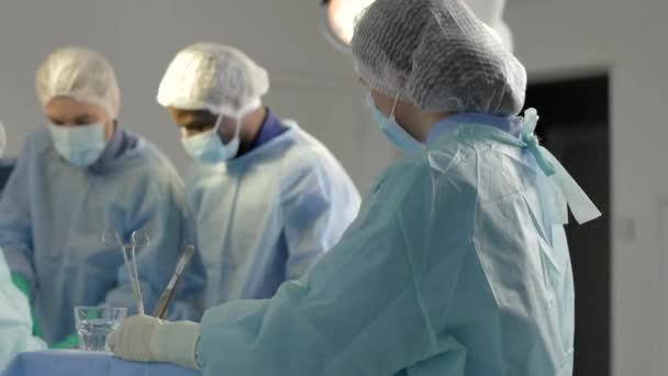 Ομάδα Ιατρών Που Πραγματοποιούν Χειρουργική Επέμβαση Στο Νοσοκομείο — Αρχείο Βίντεο