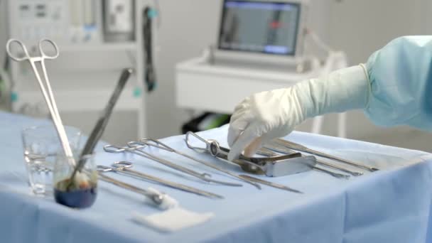 Detailaufnahme Steriler Operationsinstrumente Mit Einer Hand Die Ein Werkzeug Ergreift — Stockvideo
