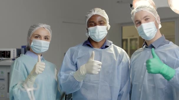 Grupo Médicos Máscaras Pie Sala Operaciones Después Operación Éxito Gesto — Vídeo de stock