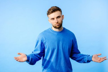 Adam bıkkınlıkla yukarı baktı çünkü bir şeyden bıkmıştı, mavi arka planda soyutlanmıştı..