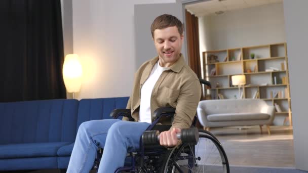 Fizyczna Rehabilitacja Osób Niepełnosprawnych Szczęśliwy Facet Wózku Ćwiczy Hantlami Domu — Wideo stockowe