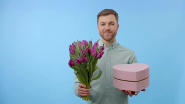 Pria Memegang Karangan Bunga Tulip Dan Kotak Hadiah Melihat Kamera — Stok Video