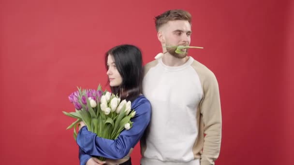 Schockierte Dame Und Positiver Mann Mit Weißen Frischen Tulpen Die — Stockvideo