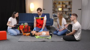 Kurbanlar için ilk yardım önlemleri. Grupta temel acil durum eğitimi, manken üzerinde yapay akciğer havalandırması, dolaylı kalp masajı.