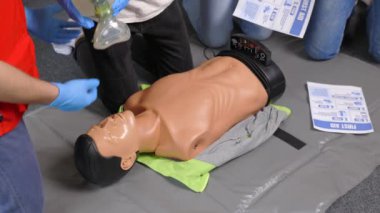 İlk yardım eğitimi - kalp masajı. İlk yardım kursu cpr kukla üzerinde.
