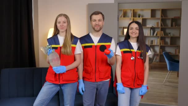 Eine Gruppe Junger Mediziner Uniform Steht Der Mitte Des Klassenzimmers — Stockvideo