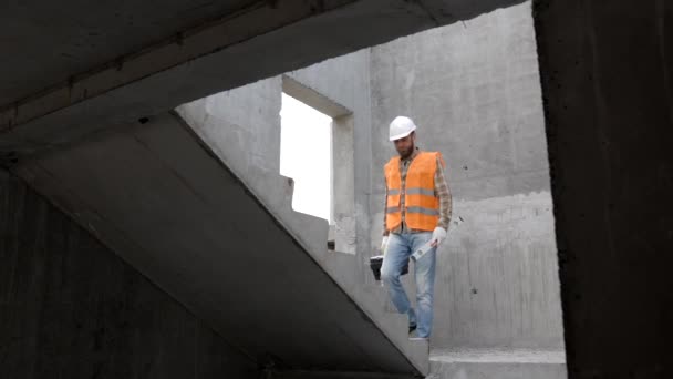 Építő Szerelő Művezető Védősisakban Mellényben Áll Munkahelyen Épület Tartja Vonalzó — Stock videók