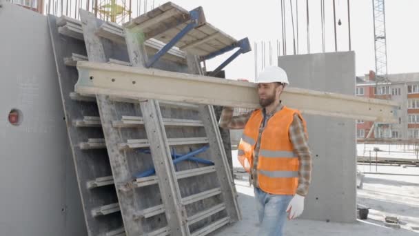 Constructor Hardhat Vestă Care Transportă Lemn Șantier Ziua Lucru — Videoclip de stoc
