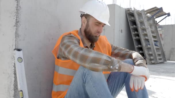 Reparator Constructor Maistru Cască Siguranță Vestă Așezat Pentru Odihni Locul — Videoclip de stoc