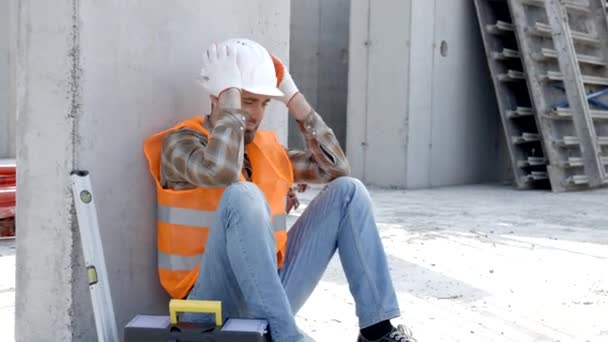 Bauarbeiter Vorarbeiter Schutzhelm Und Weste Die Sich Arbeitsplatz Neben Werkzeugkiste — Stockvideo