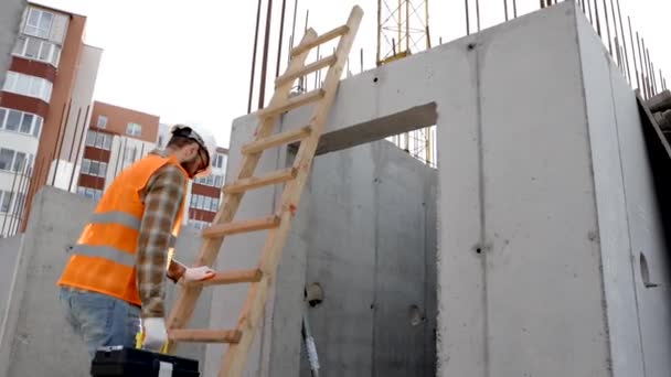 Εργάτης Συντήρησης Κράνος Ασφαλείας Και Πορτοκαλί Γιλέκο Αναρρίχηση Ξύλινη Σκάλα — Αρχείο Βίντεο