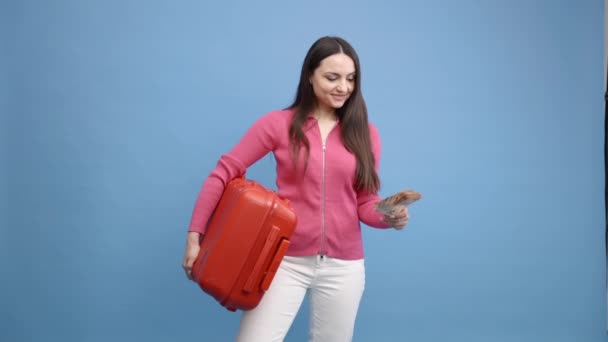 Bagajı Parası Olan Pozitif Bir Kız Seyahat Edecek Pembe Kazaklı — Stok video