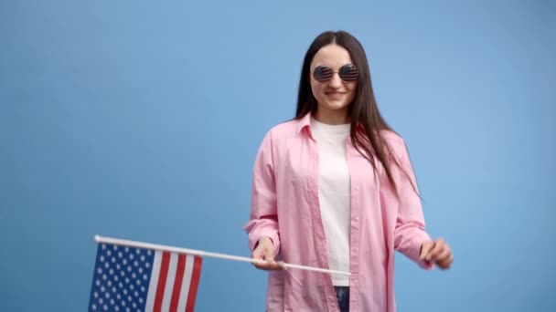 Молодая Улыбающаяся Счастливая Женщина Носит Повседневную Одежду Держа Американский Флаг — стоковое видео