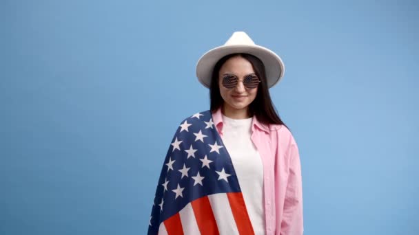 Молодая Улыбающаяся Счастливая Женщина Носит Повседневную Одежду Белую Шляпу Держа — стоковое видео