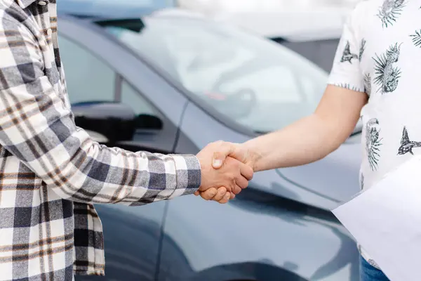 Man Buying Car Shaking Hands Salesman Blurred Auto Closeup Concept Images De Stock Libres De Droits