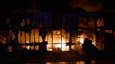 Yoğun Yangın Gece Binasında Yanar