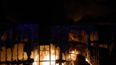 Yoğun Yangın Gece Binasında Yanar