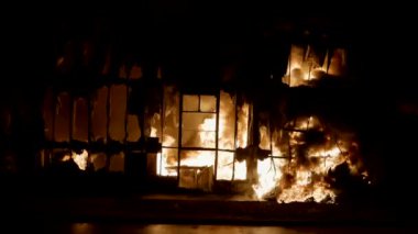 Yoğun Yangın Gece Binasında Yanar